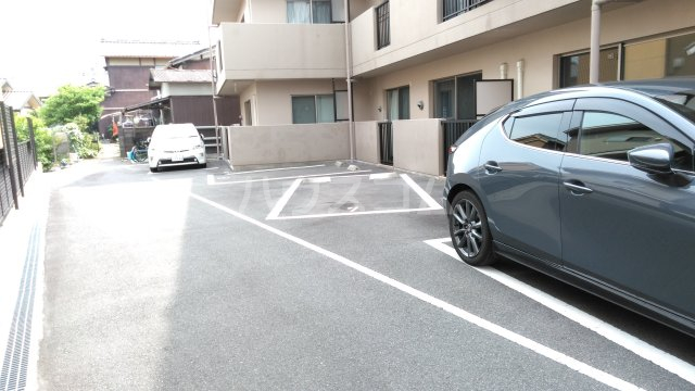 28/30 駐車場