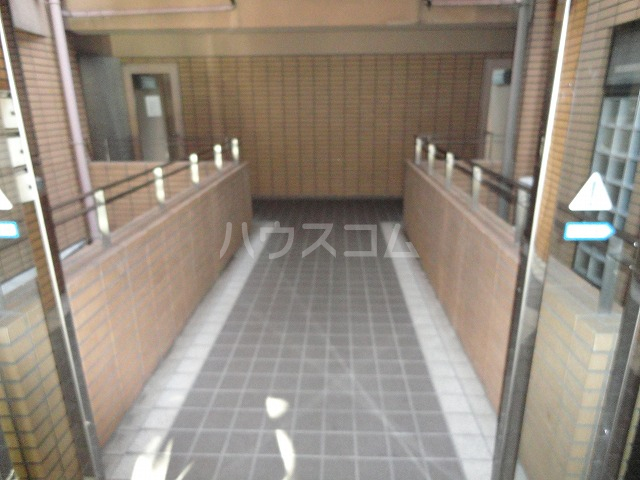 27/30 エントランス