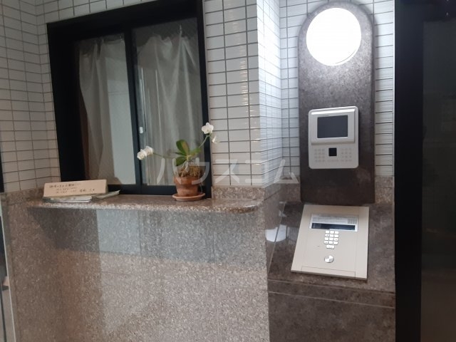 16/23 エントランス