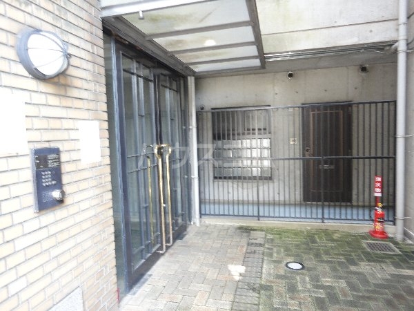 18/26 エントランス