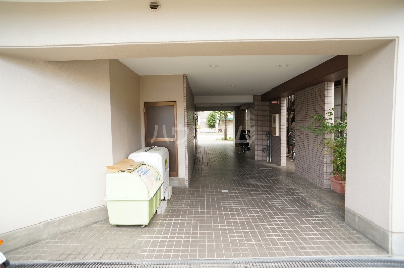 21/30 エントランス