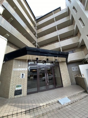 27/30 エントランス