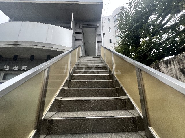 24/30 エントランス