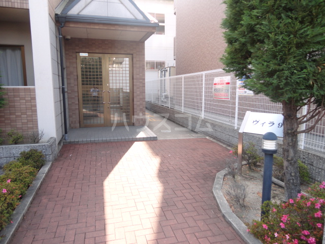 24/30 エントランス