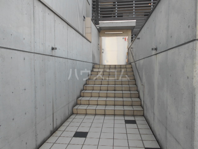 23/30 エントランス