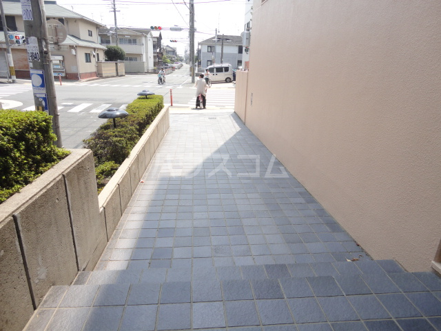 23/30 エントランス