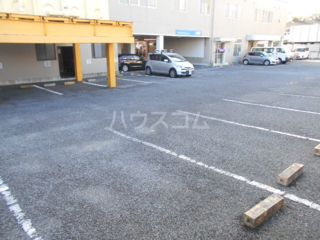 18/27 駐車場