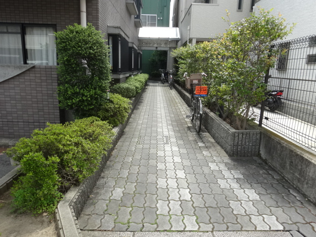 21/30 エントランス