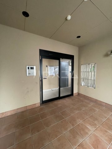 26/30 エントランス