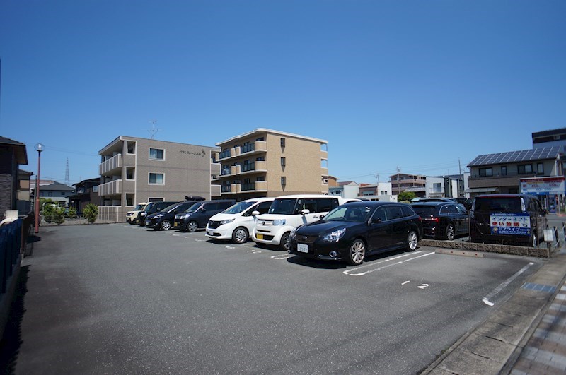 27/30 駐車場