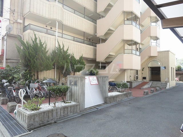 21/30 エントランス