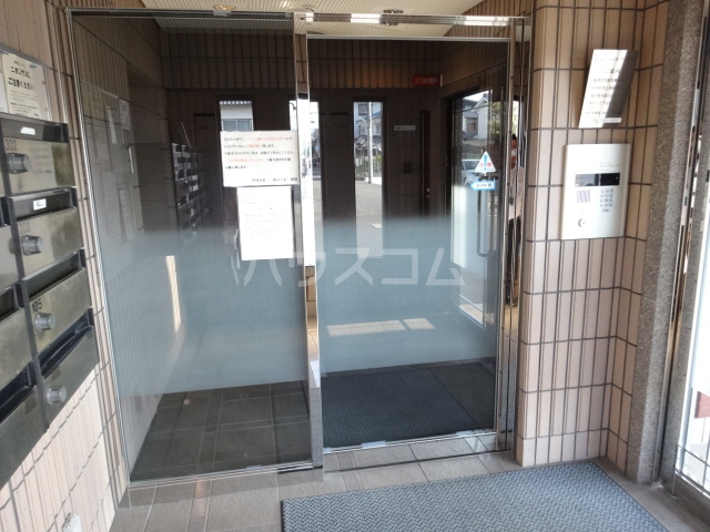 24/30 エントランス
