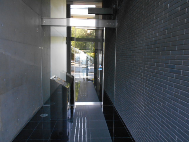 21/30 エントランス