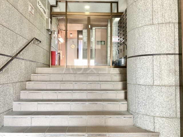 26/30 エントランス