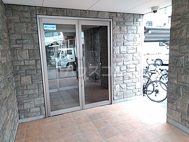 24/30 エントランス