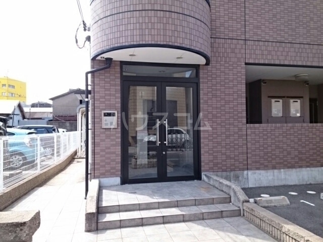 13/18 エントランス