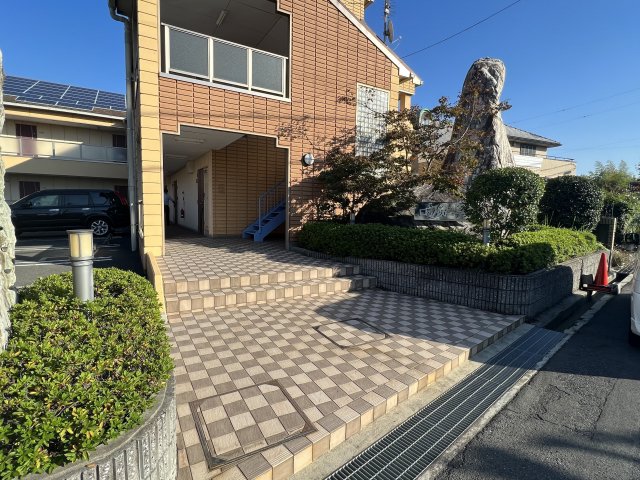 27/30 エントランス
