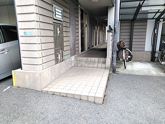 26/28 エントランス