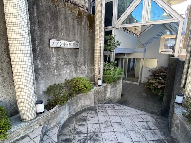 25/27 エントランス