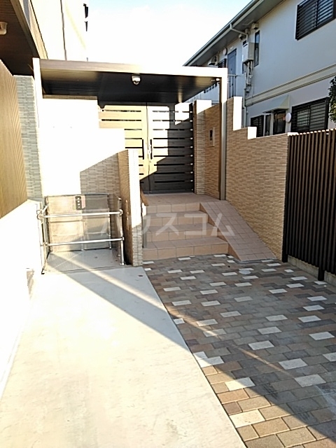 28/30 エントランス