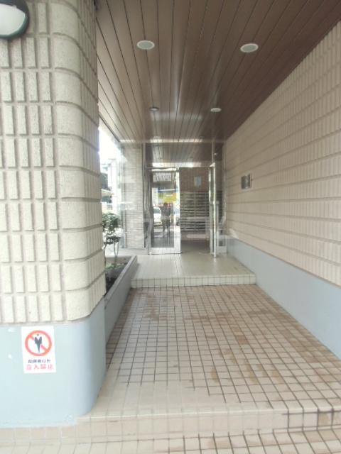 19/30 エントランス