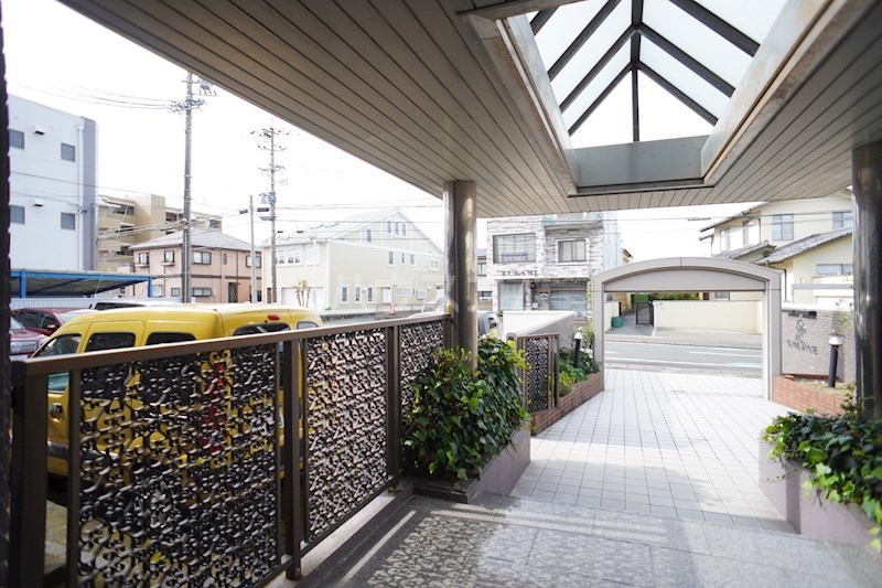 27/30 エントランス