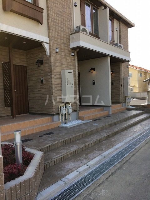 23/28 エントランス