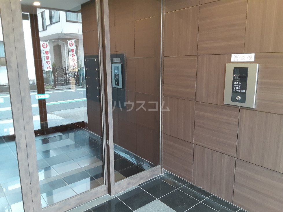 18/23 エントランス