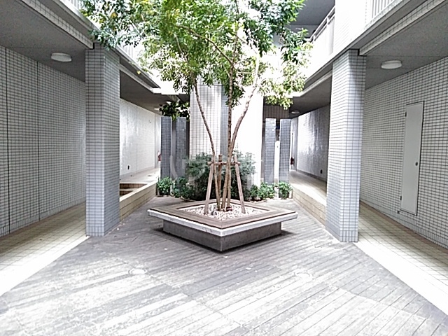 23/30 エントランス