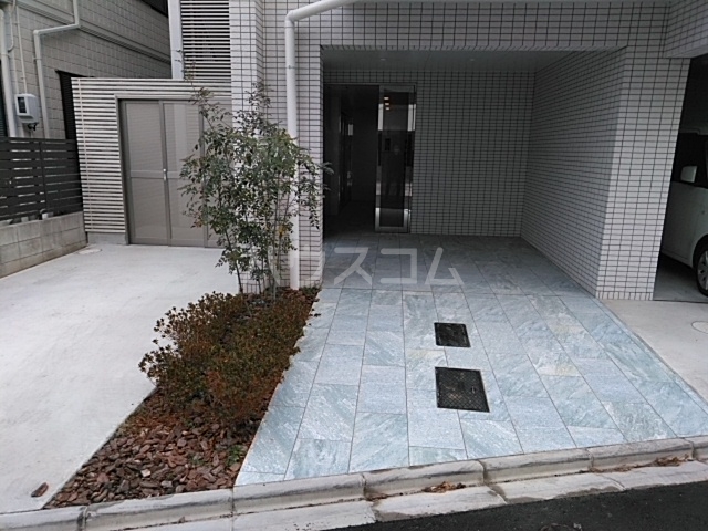 27/30 エントランス