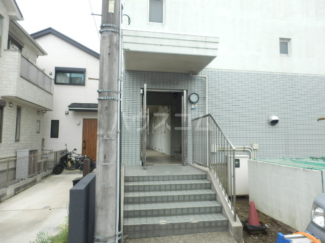 27/30 エントランス