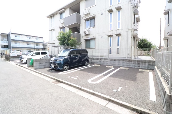 18/28 駐車場