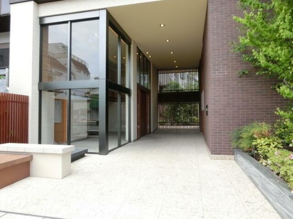 13/18 エントランス