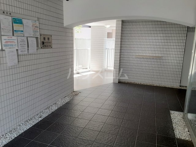 24/30 エントランス