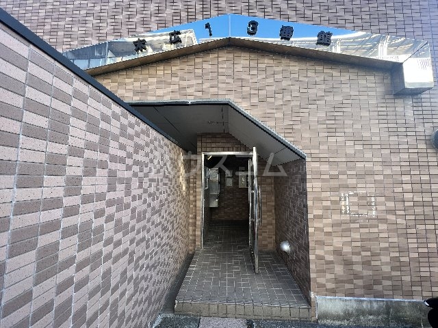 21/30 エントランス