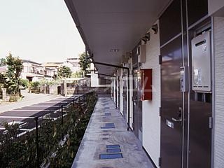 26/29 エントランス