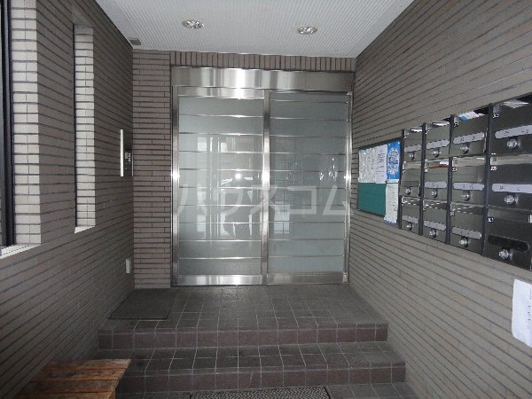 27/30 エントランス