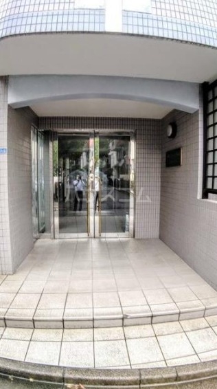 28/30 エントランス