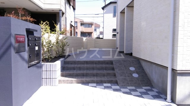 28/30 エントランス