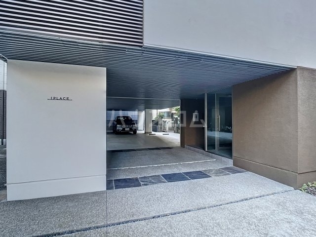 24/30 エントランス