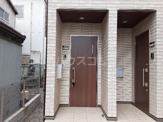 26/30 エントランス