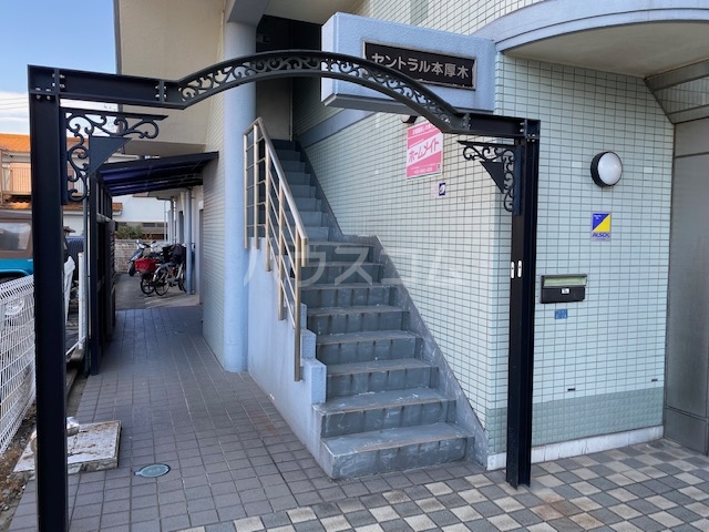 23/30 エントランス