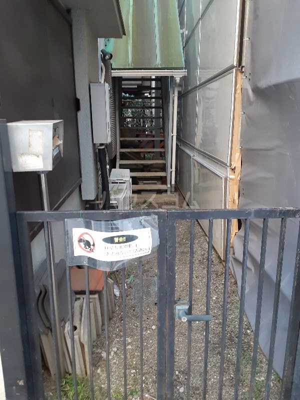 21/30 エントランス