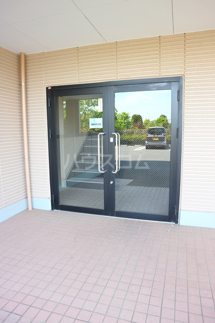 27/30 エントランス