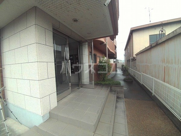 27/30 エントランス