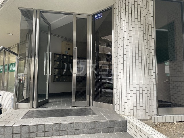 24/30 エントランス