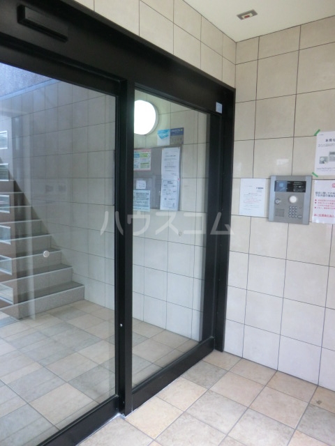 27/30 エントランス