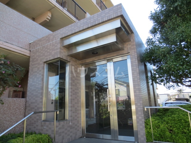 27/30 エントランス