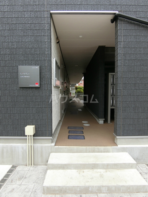 16/23 エントランス