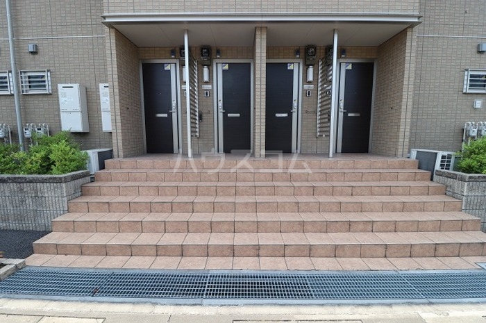 27/30 エントランス